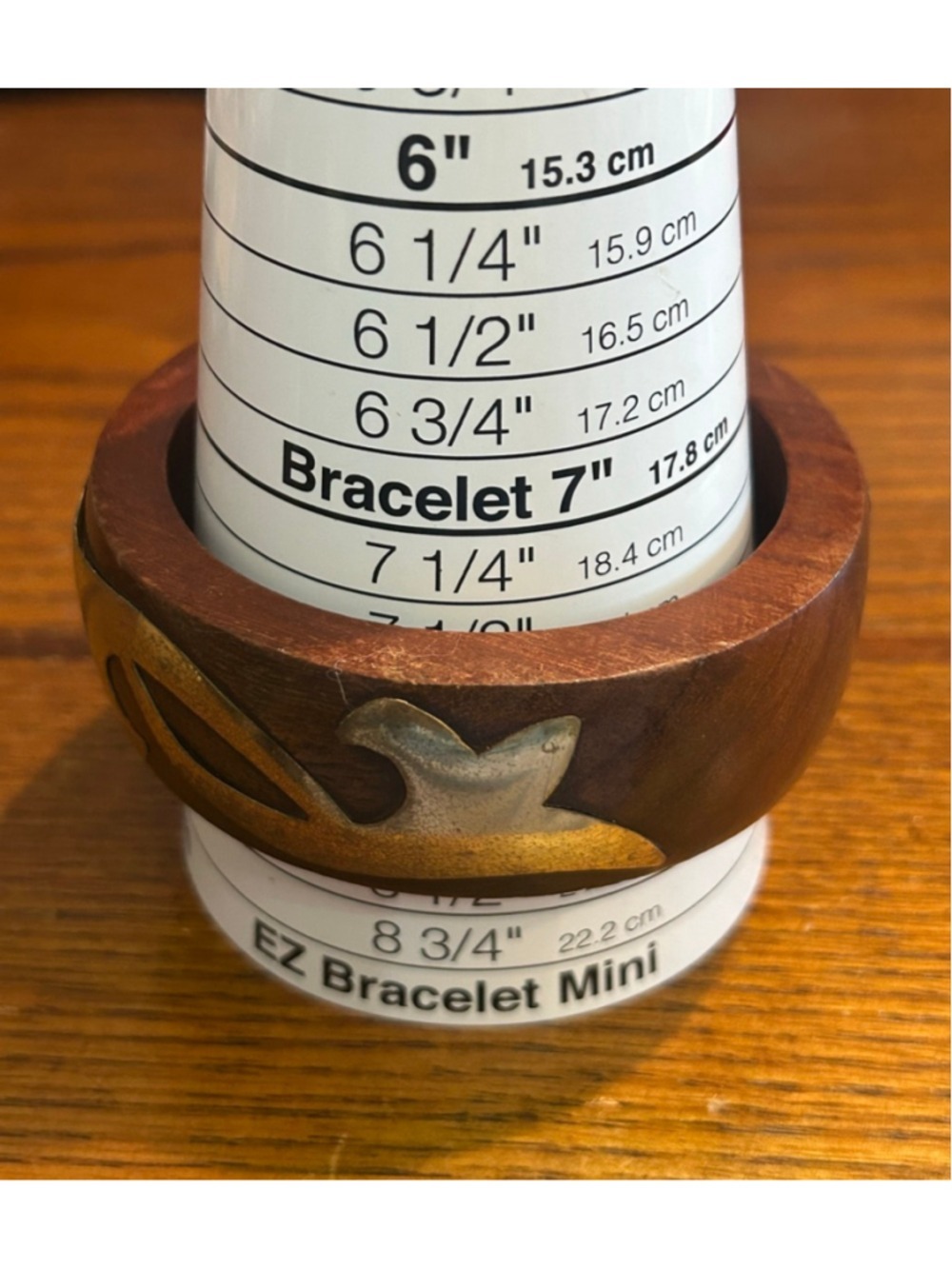Vintage Mahogany Wood Bangle Bracelet with Brass Inlay BOHO style size 7.5 - Picture 4 of 4